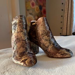 BRAND NEW ✨ ModCloth Brown Velvet Booties Size 8